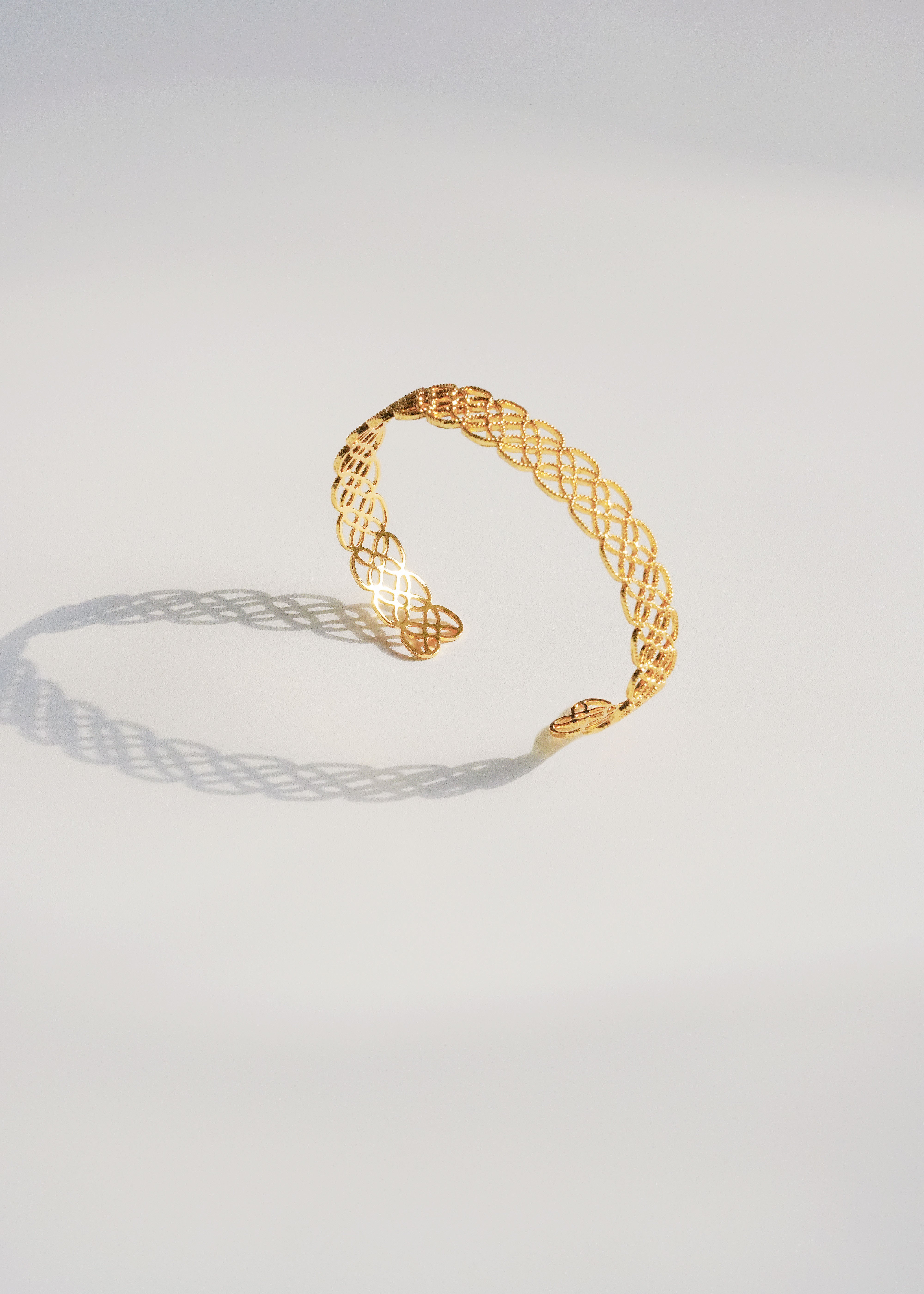 「Close to Skin」 Clover Lace Cuff