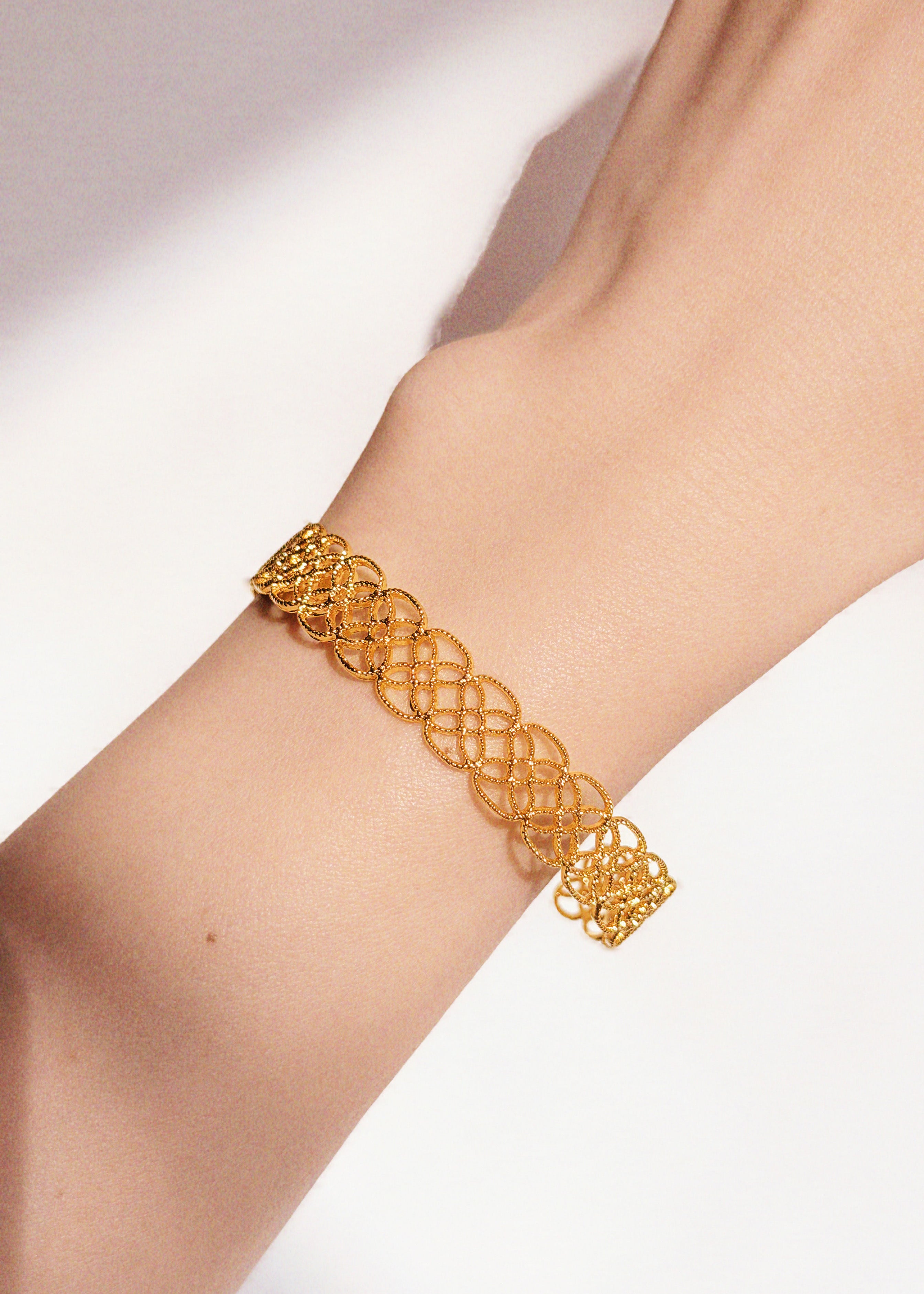 「Close to Skin」 Clover Lace Cuff