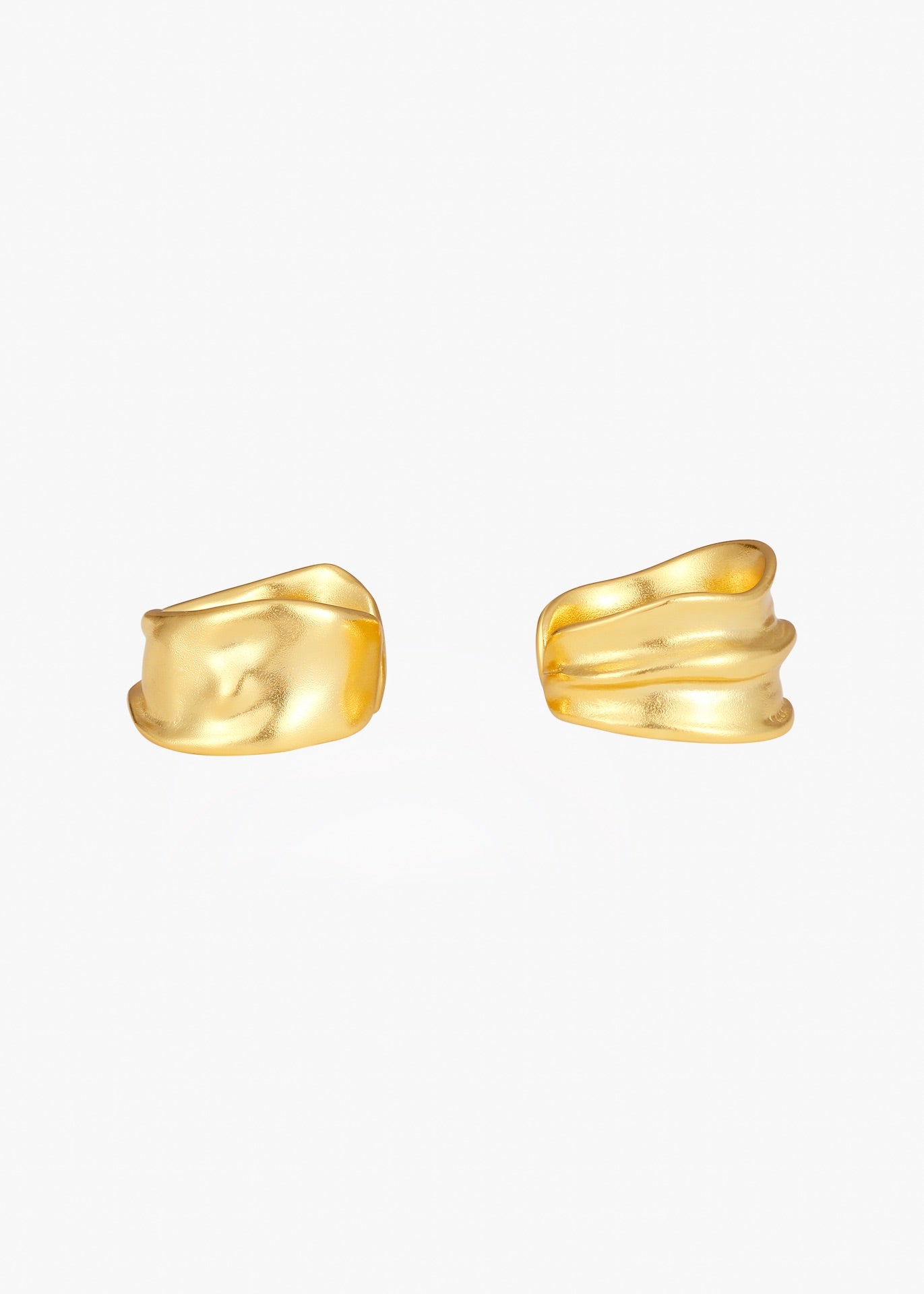 أقراط الأذن الحريرية الذائبة