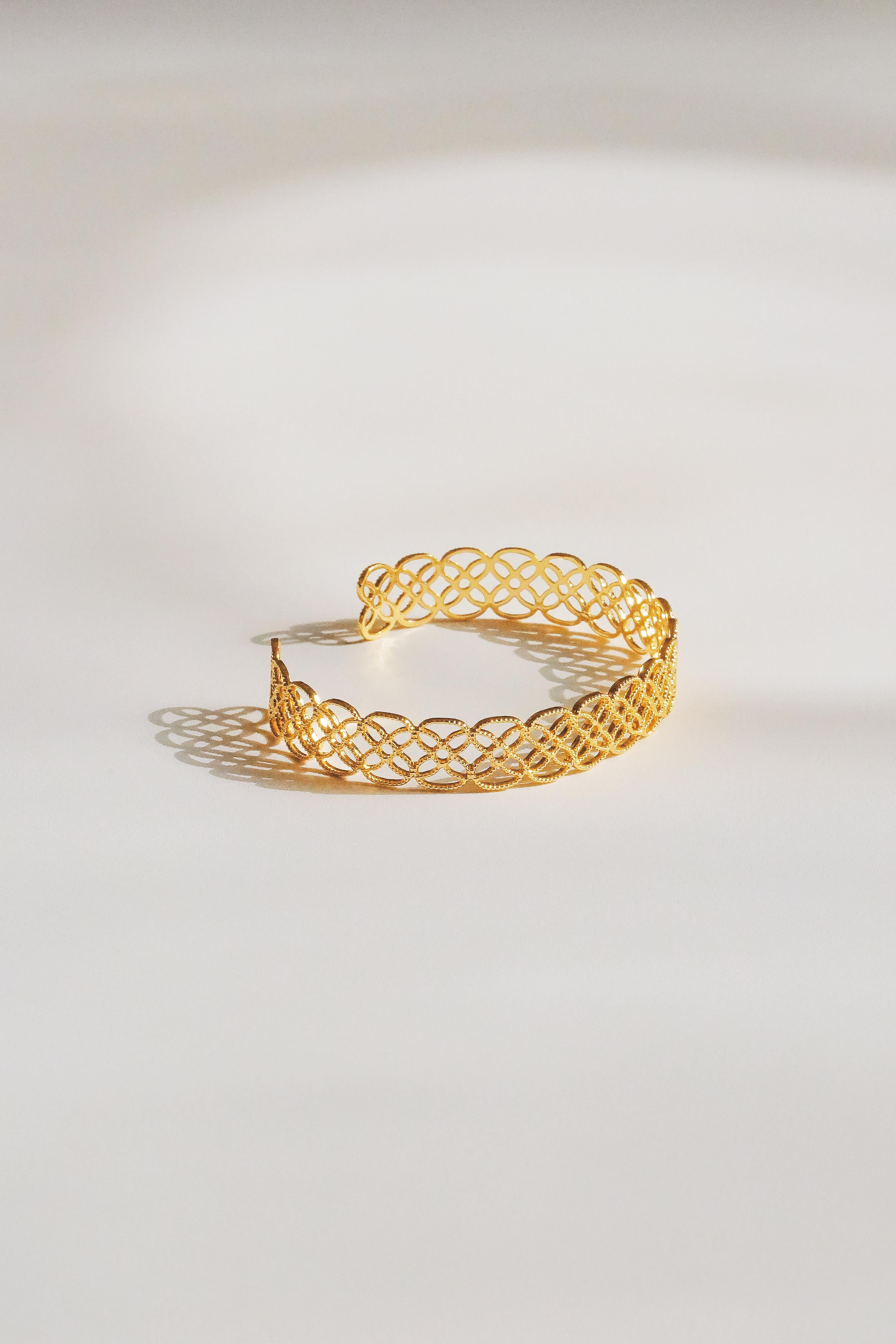 「Close to Skin」 Clover Lace Cuff