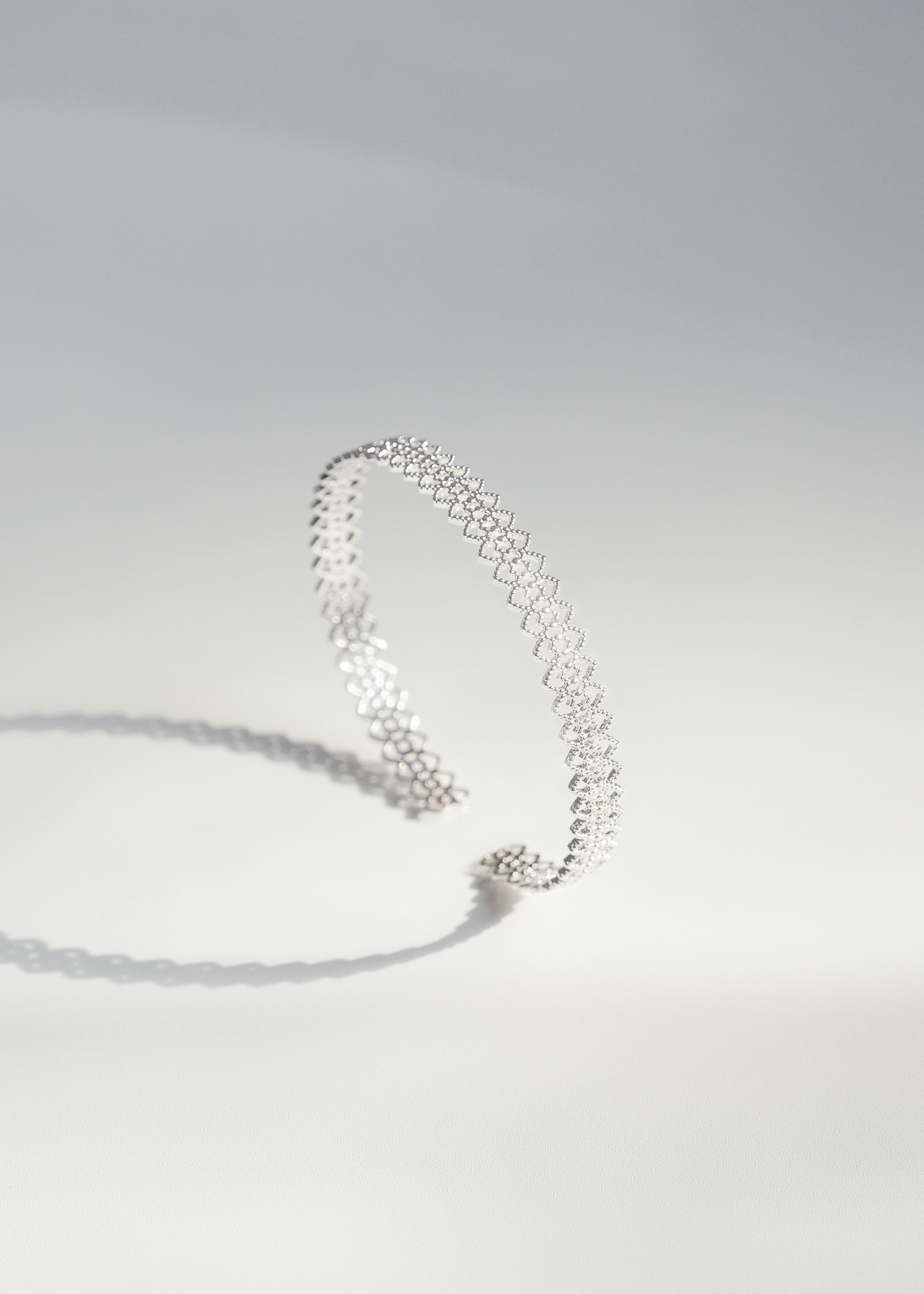 「Close to Skin」Barely There Bracelet